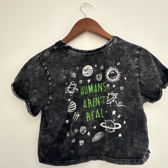 Vibe N’ Tops - Vibe’n Black Graphic Aliens Cropped T-Shirt | streetwear cropped planets shirt